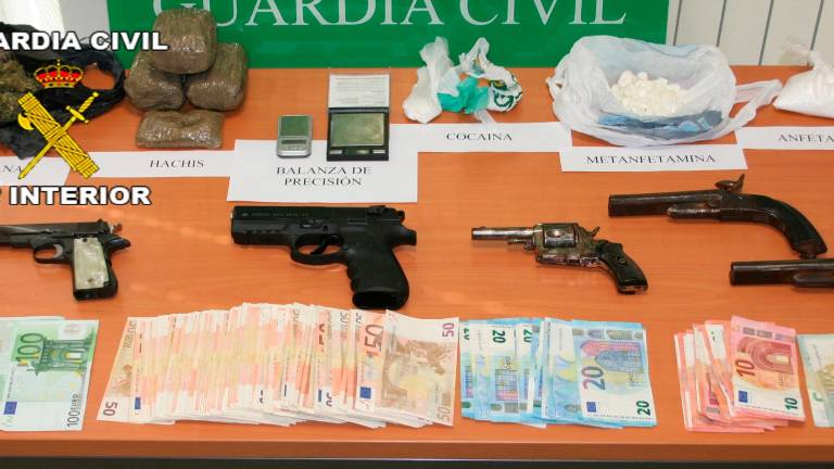 Nueve acusados se enfrentan a 39 años de cárcel por traficar con drogas Nueve acusados se enfrentan a 39 años de cárcel por traficar con drogas