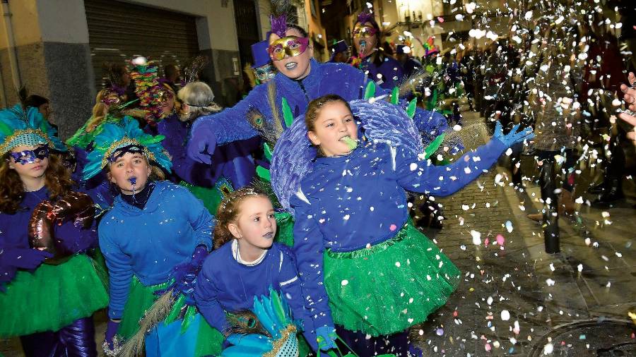 Unos pasacalles carnavaleros llenos de color Unos pasacalles carnavaleros llenos de color