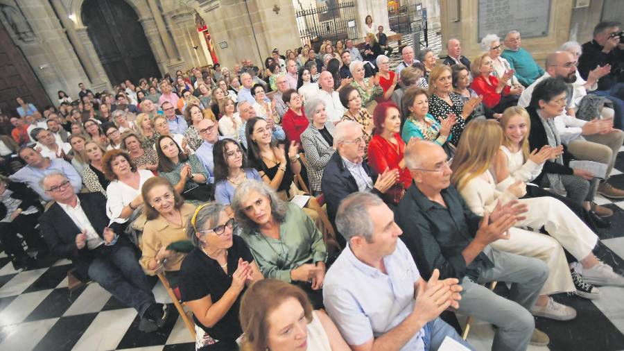 <i>El público aplaude el concierto. / Agustín Muñoz / Diario JAÉN.</i> <i>El público aplaude el concierto. / Agustín Muñoz / Diario JAÉN.</i>