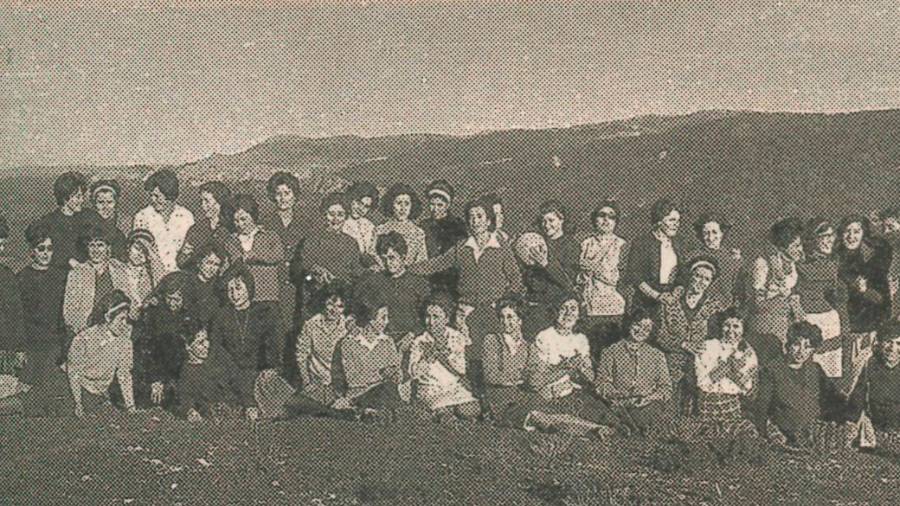 <i>Retrato colectivo de alumnas del Cemas, en la Sierra de Segura. </i> <i>Retrato colectivo de alumnas del Cemas, en la Sierra de Segura. </i>