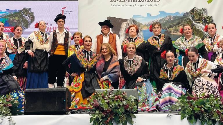 Arroyo Frío y sus “Serranillas” enamoran con su baile Arroyo Frío y sus “Serranillas” enamoran con su baile