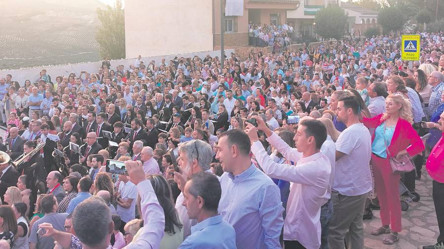 <i>El gentío rodea a la banda de música “Jerónimo Caballero”. / Diario JAÉN.</i> <i>El gentío rodea a la banda de música “Jerónimo Caballero”. / Diario JAÉN.</i>