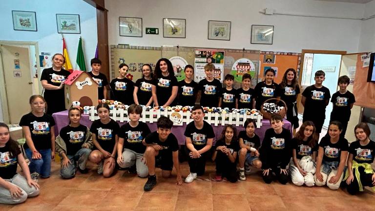 Los alumnos de sexto A, junto al mercadillo solidario que llevaron a cabo, y Chari Armenteros y María Manuela Guzmán, usuarias de la residencia Altos del Jontoya. / Fotografías Elisabeth Ruiz Martínez / Diario JAÉN. 