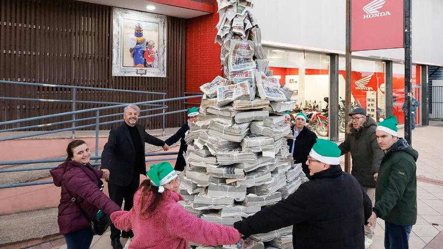 <i>Juan Espejo y usuarios de Entrepinares del Mercadillo y Aspramif rodean el árbol de periódicos. / Jason Moyano / Diario JAÉN.</i> <i>Juan Espejo y usuarios de Entrepinares del Mercadillo y Aspramif rodean el árbol de periódicos. / Jason Moyano / Diario JAÉN.</i>