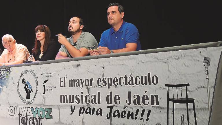 El público se deshace en aplausos ante los participantes El público se deshace en aplausos ante los participantes