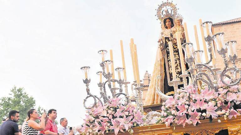 La Virgen del Carmen recorre las calles a pesar del bochorno La Virgen del Carmen recorre las calles a pesar del bochorno