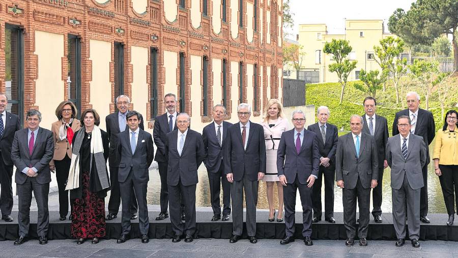 <i>Los patronos de la Fundación posan, por primera vez, con José María Álvarez, Isabel Gabarró, Joaquín Gay y Pablo Isla, recién incorporados.</i> <i>Los patronos de la Fundación posan, por primera vez, con José María Álvarez, Isabel Gabarró, Joaquín Gay y Pablo Isla, recién incorporados.</i>