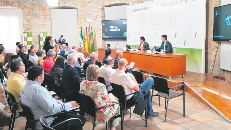 <i>Francisco Reyes y Luis Miguel Carmona presenta a los empresarios la plataforma. / Manu Ibáñez / Diario JAÉN</i> <i>Francisco Reyes y Luis Miguel Carmona presenta a los empresarios la plataforma. / Manu Ibáñez / Diario JAÉN</i>