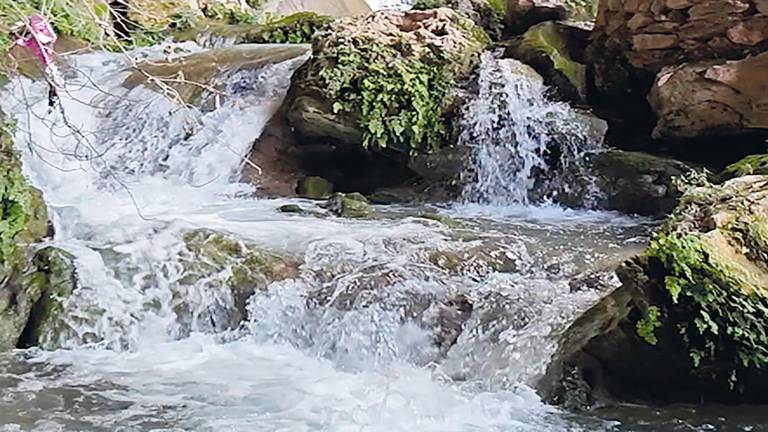 La Cueva del Agua y el río Tíscar bajando entre piedras, a cámara lenta La Cueva del Agua y el río Tíscar bajando entre piedras, a cámara lenta