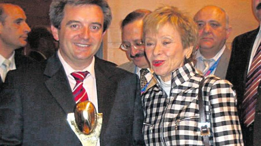 <i>José Vico, junto a la entonces vicepresidenta del Gobierno, y diputada por Jaén, María Teresa Fernández de la Vega, tras recibir un premio.</i>