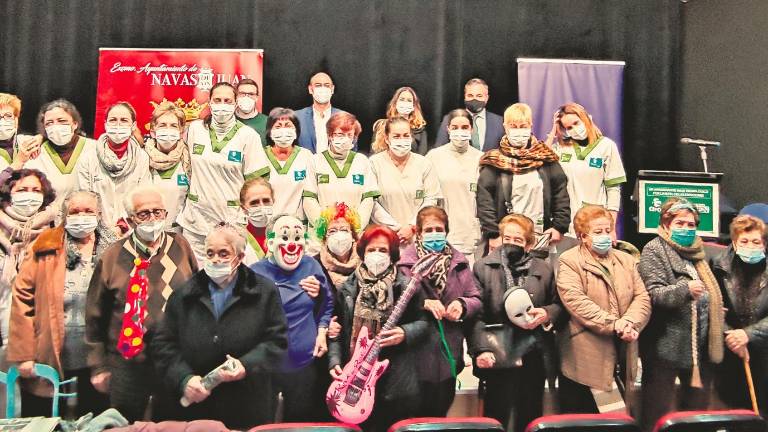 Ochentañeras con su periódico Ochentañeras con su periódico