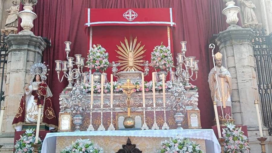<i>Altar situado a los pies de la Catedral de Jaén para la Magna. / Francisco Gaitán / Diario JAÉN.</i> <i>Altar situado a los pies de la Catedral de Jaén para la Magna. / Francisco Gaitán / Diario JAÉN.</i>