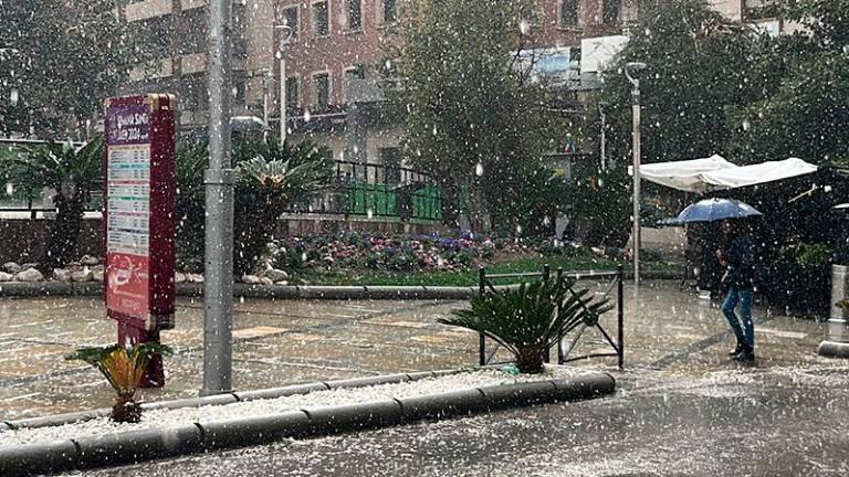 Lluvia en la plaza de la Constitución, en Jaén. / Jason Moyano / Diario JAÉN. 