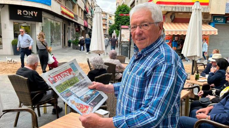 Un vecino de Andújar con su periódico Diario JAÉN y la postal de la Virgen de la Cabeza.