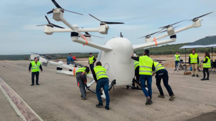 <i>Técnicos empujan al aerotaxi en la pista. / Francisco J. Marín / Diario JAÉN.</i> <i>Técnicos empujan al aerotaxi en la pista. / Francisco J. Marín / Diario JAÉN.</i>