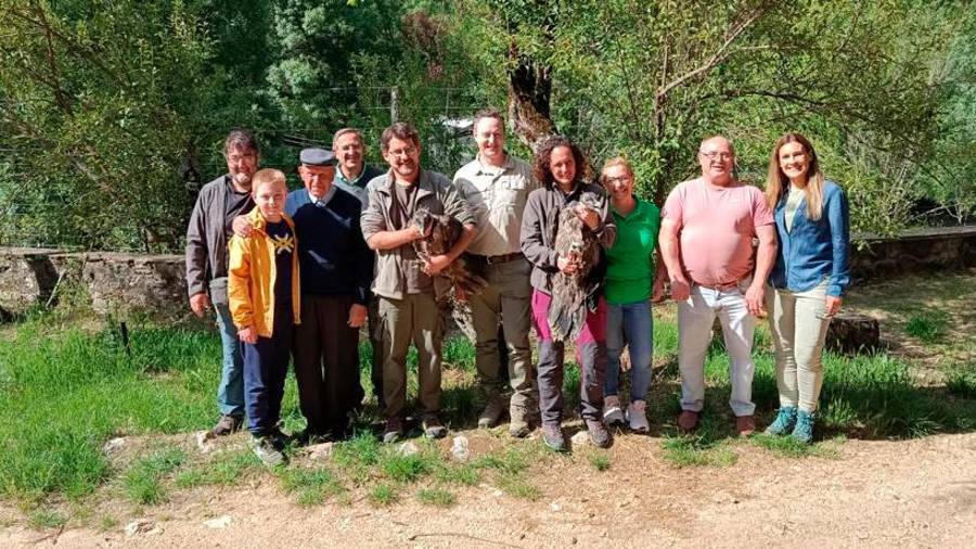 <i>Ángeles y Serafín, con los participantes en la suelta. / Junta de Andalucía.</i> <i>Ángeles y Serafín, con los participantes en la suelta. / Junta de Andalucía.</i>