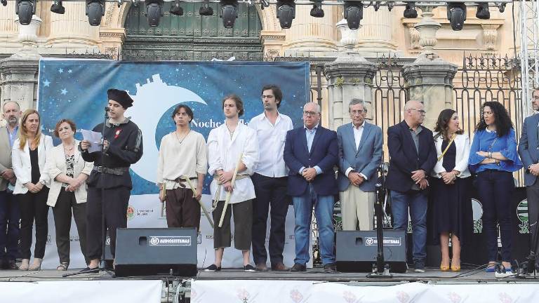 Puesta de largo por todo lo alto junto a la Catedral de la capital Puesta de largo por todo lo alto junto a la Catedral de la capital