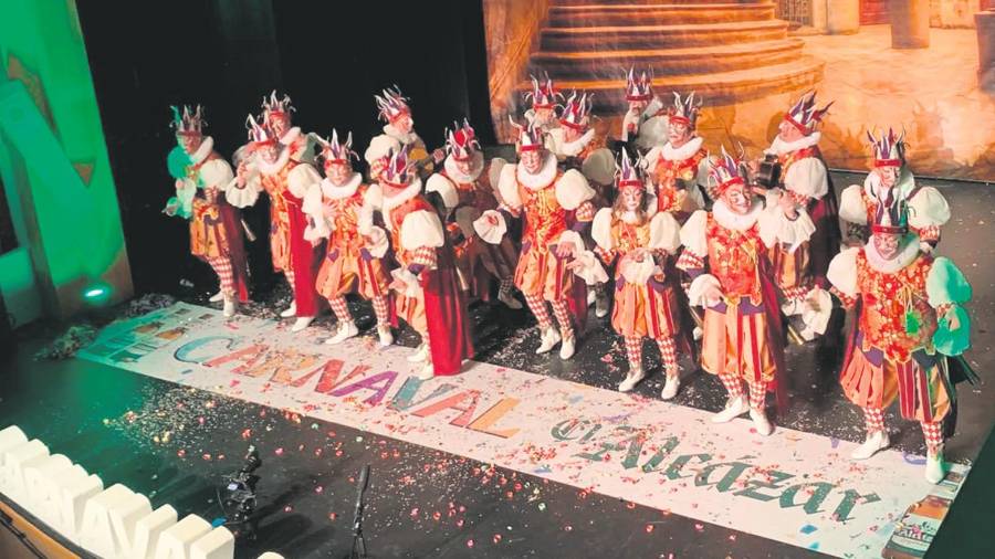 <i>Comparsa “Llámame loco”.</i> <i>Comparsa “Llámame loco”.</i>
