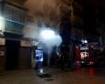 Desalojados 20 vecinos de la capital por un incendio en una tienda de chucherías Desalojados 20 vecinos de la capital por un incendio en una tienda de chucherías