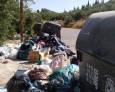 Contenedores vacíos y con basura en las aceras en Puente de la Sierra Contenedores vacíos y con basura en las aceras en Puente de la Sierra