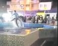 Polémico baño de un simpatizante del PP por la victoria en Alcalá Polémico baño de un simpatizante del PP por la victoria en Alcalá