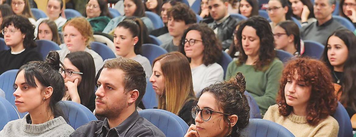 El Proyecto UJA Talento “ficha” a la artista Zahara El Proyecto UJA Talento “ficha” a la artista Zahara