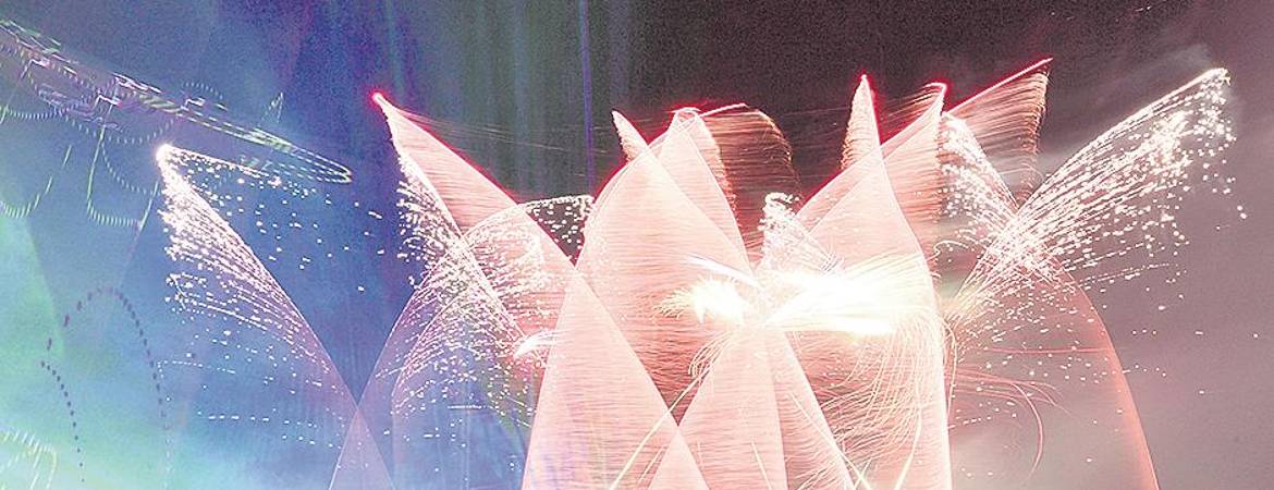 Los fuegos artificiales ponen luz y color al cielo jiennense Los fuegos artificiales ponen luz y color al cielo jiennense