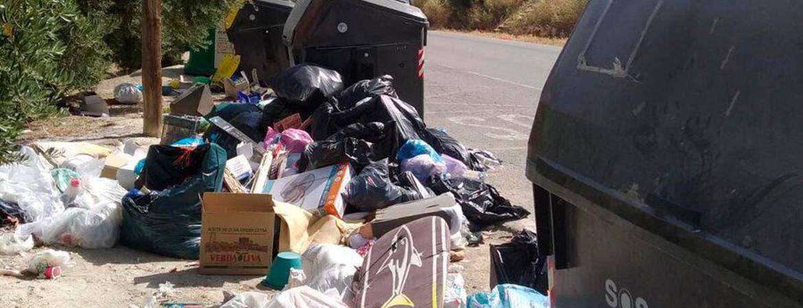 Contenedores vacíos y con basura en las aceras en Puente de la Sierra Contenedores vacíos y con basura en las aceras en Puente de la Sierra