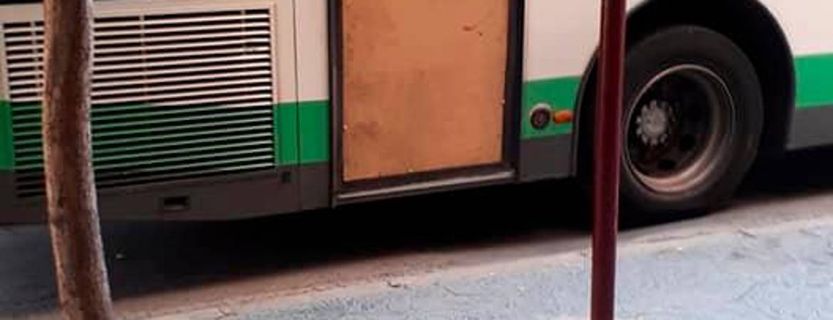 Un bus urbano circula con un cartón piedra en una puerta Un bus urbano circula con un cartón piedra en una puerta