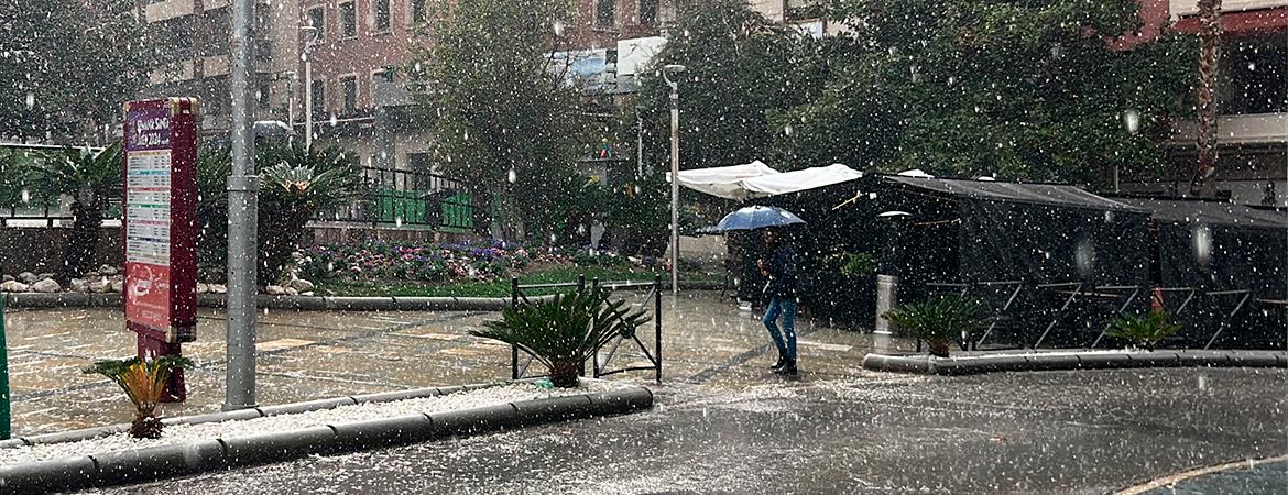 Lluvia en la plaza de la Constitución, en Jaén. / Jason Moyano / Diario JAÉN. 