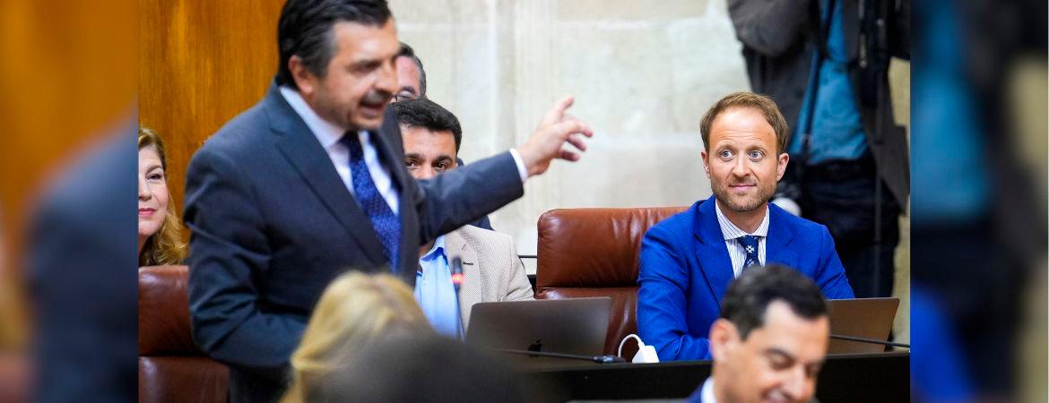 Toni Martín (PP) defiende a Erik Domínguez en el pleno del Parlamento andaluz. / Francis J. Olmo / Europa Press. 