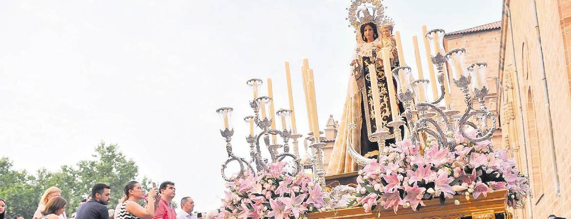 La Virgen del Carmen recorre las calles a pesar del bochorno La Virgen del Carmen recorre las calles a pesar del bochorno