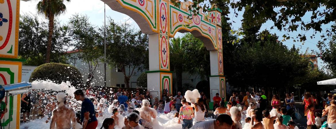 Abarrotada y calurosa feria de día Abarrotada y calurosa feria de día