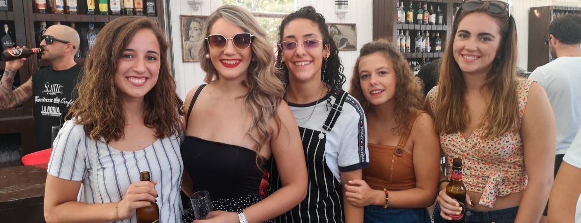 Abarrotada y calurosa feria de día Abarrotada y calurosa feria de día