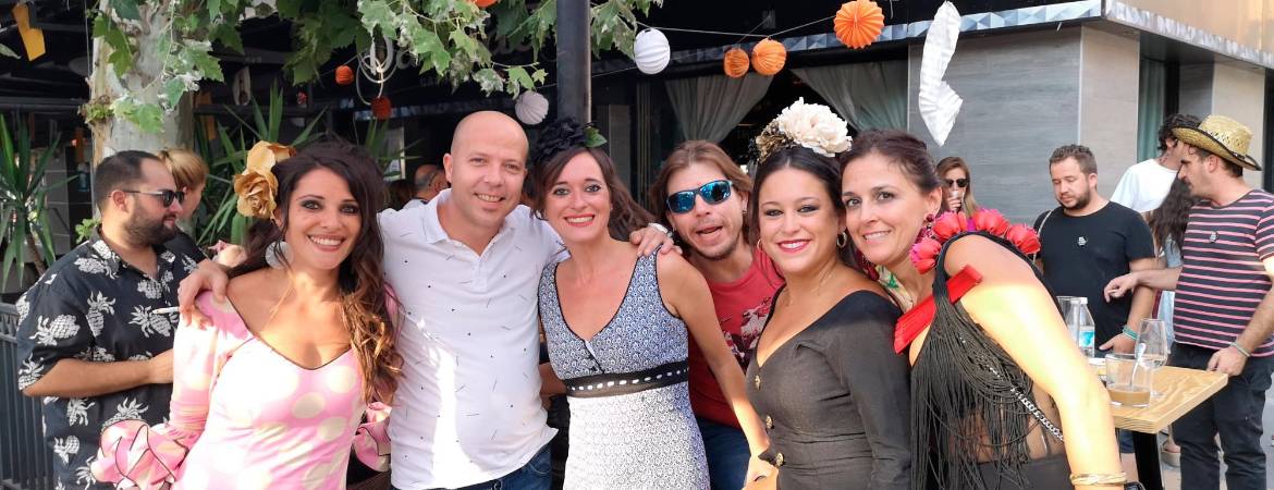Abarrotada y calurosa feria de día Abarrotada y calurosa feria de día