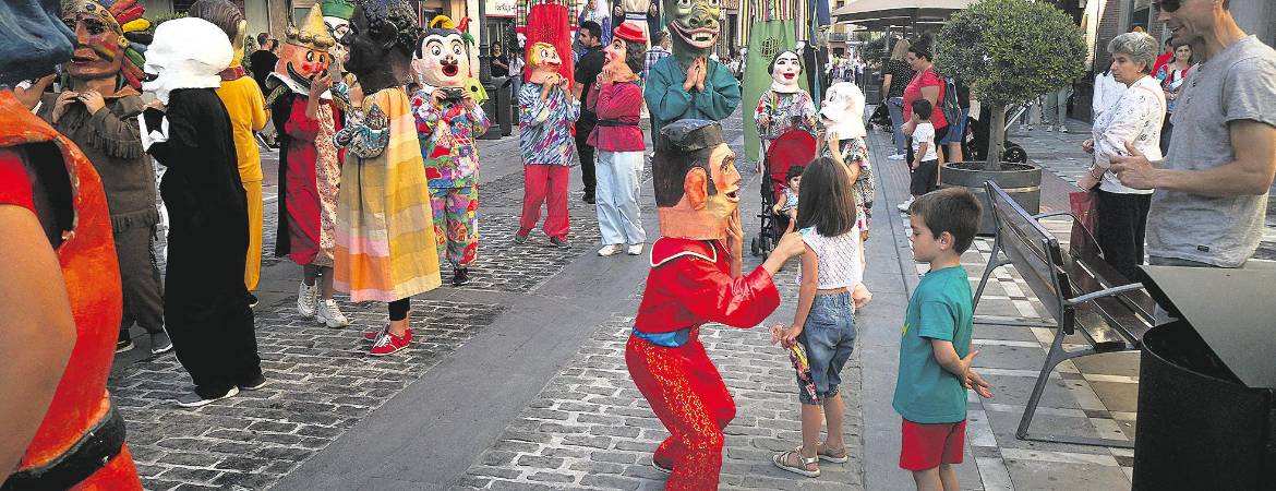 A las puertas de la “feria chica” A las puertas de la “feria chica”