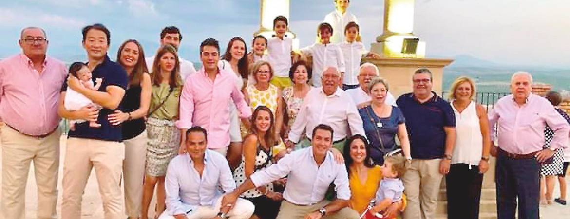 Homenajes, tradiciones y festejos Homenajes, tradiciones y festejos