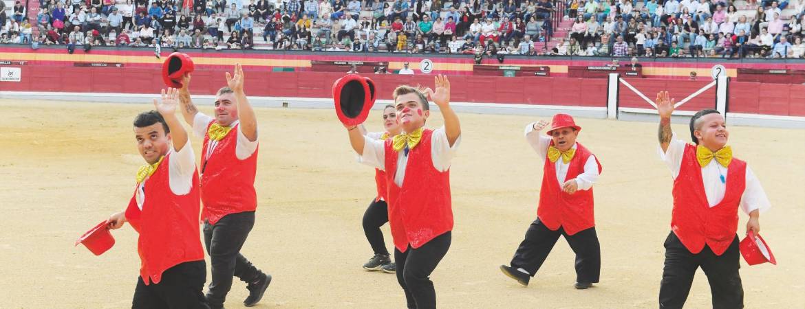 Los “enanitos toreros” sacan las risas de los niños en un espectáculo cómico y taurino Los “enanitos toreros” sacan las risas de los niños en un espectáculo cómico y taurino