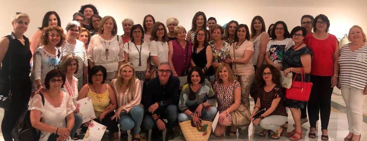 Entrega de diplomas a las participantes de los cursos del Centro de la Mujer Entrega de diplomas a las participantes de los cursos del Centro de la Mujer