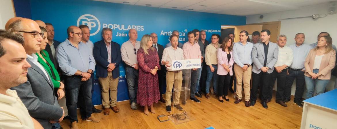 Erik Domínguez comparece junto a alcaldes del Partido Popular de la provincia. / Francisco J. Marín / Diario JAÉN. 