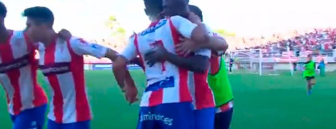 Ángel adelanta al Algeciras desde el punto de penalti Ángel adelanta al Algeciras desde el punto de penalti