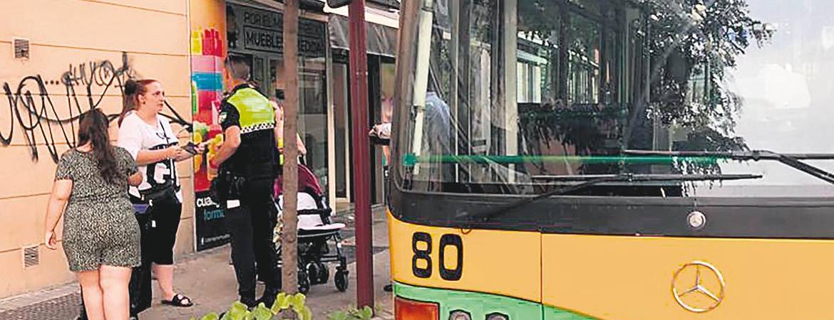 Quince adultos y una niña atrapados en un autobús Quince adultos y una niña atrapados en un autobús