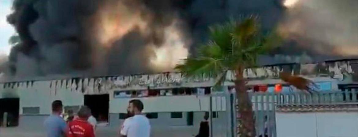Arde una fábrica de muebles de baño entre Jaén y Córdoba evacuada y con un trabajador herido Arde una fábrica de muebles de baño entre Jaén y Córdoba evacuada y con un trabajador herido