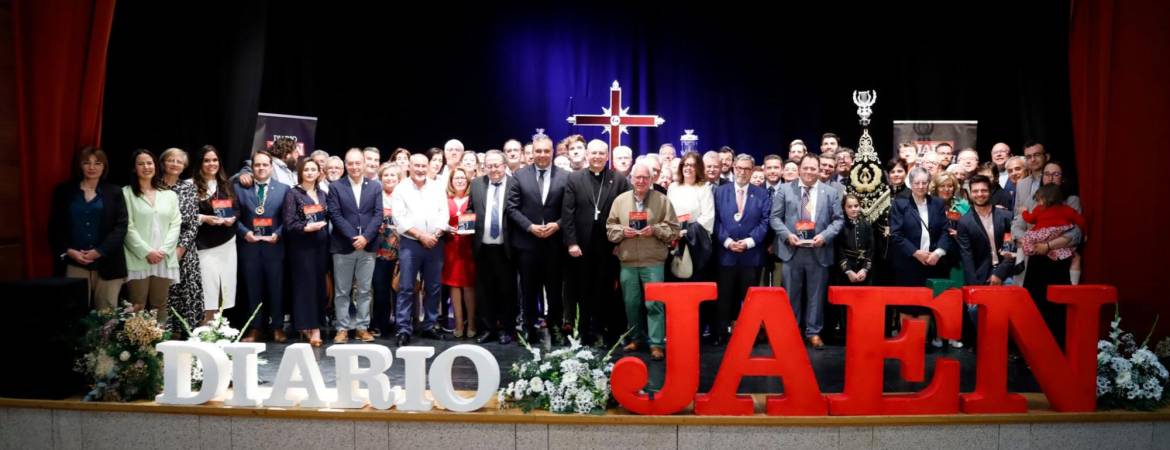 Premiados y autoridades en la VIII Gala Provincial Pasión Cofrade, celebrada en el Teatro Principal de Torredonjimeno. / Jason Moyano / Diario JAÉN. 