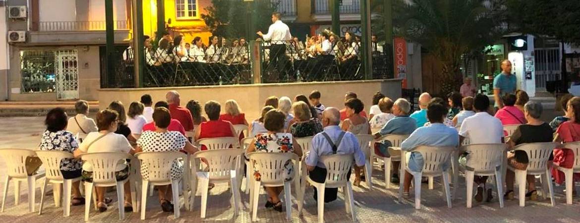 La música despliega su encanto en la noche La música despliega su encanto en la noche