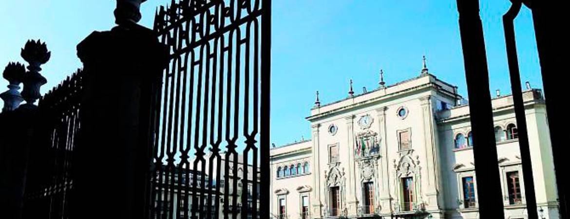 Minuto de silencio en el Ayuntamiento de Jaén por el asesinato a las 12:00 horas Minuto de silencio en el Ayuntamiento de Jaén por el asesinato a las 12:00 horas