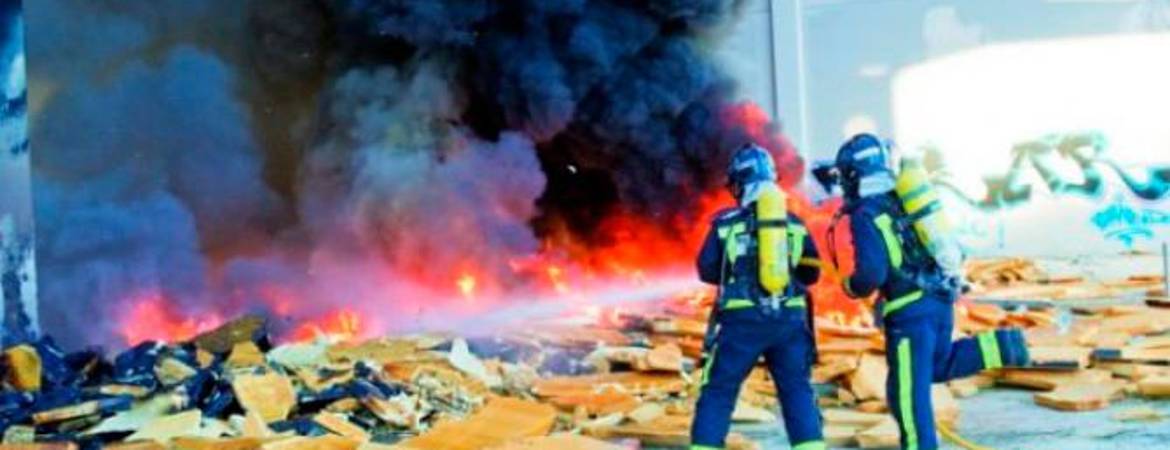 Los Bomberos de Jaén sofocan un incendio en la fábrica de Dhul Los Bomberos de Jaén sofocan un incendio en la fábrica de Dhul