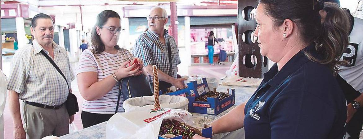 Promoción de las cerezas de Torres en el mercado de abastos Promoción de las cerezas de Torres en el mercado de abastos