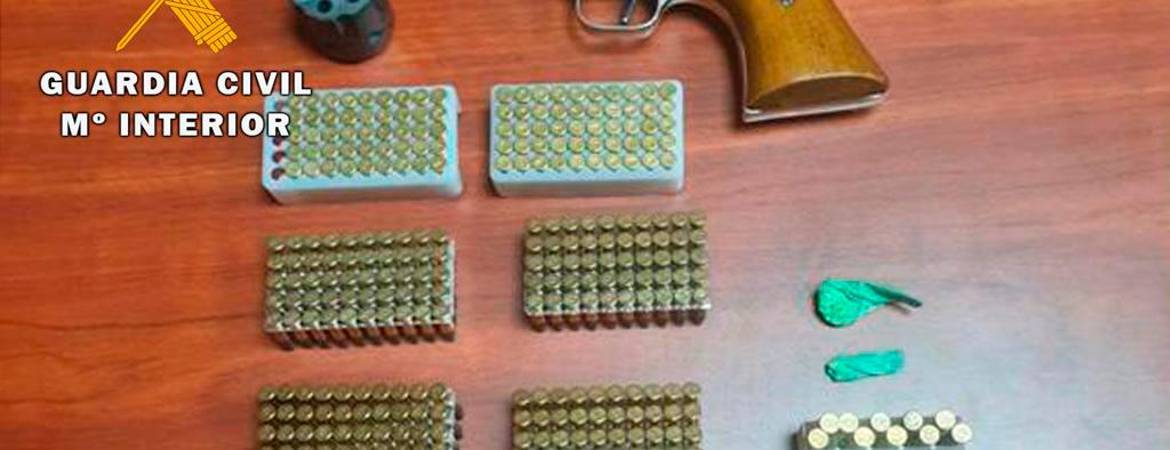 La Guardia Civil detiene a un hombre que llevaba una pistola en el coche La Guardia Civil detiene a un hombre que llevaba una pistola en el coche
