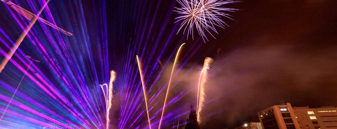 Los fuegos artificiales ponen luz y color al cielo jiennense Los fuegos artificiales ponen luz y color al cielo jiennense